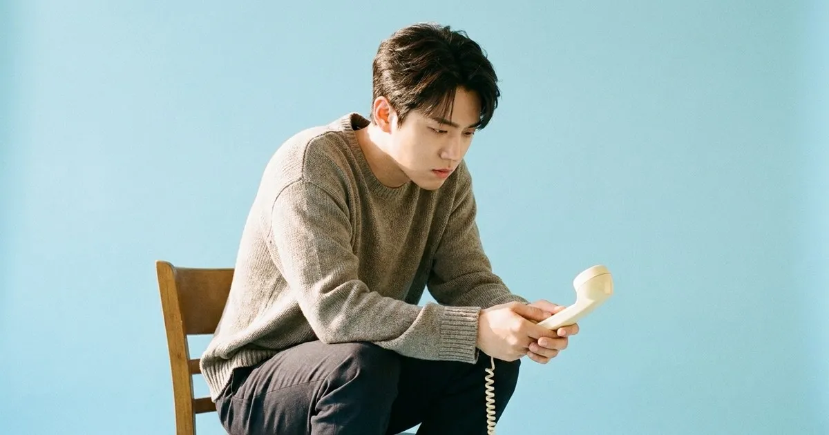 울리는 전화기를 앞에 두고 심호흡하는 사람