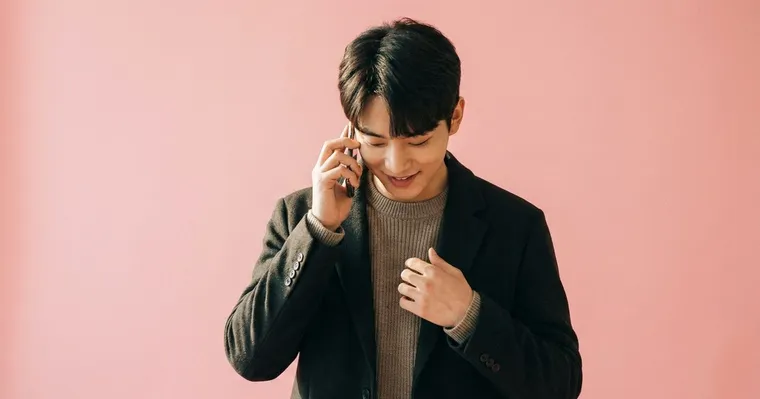 한글 어미와 영어 문장이 나란히 적힌 노트