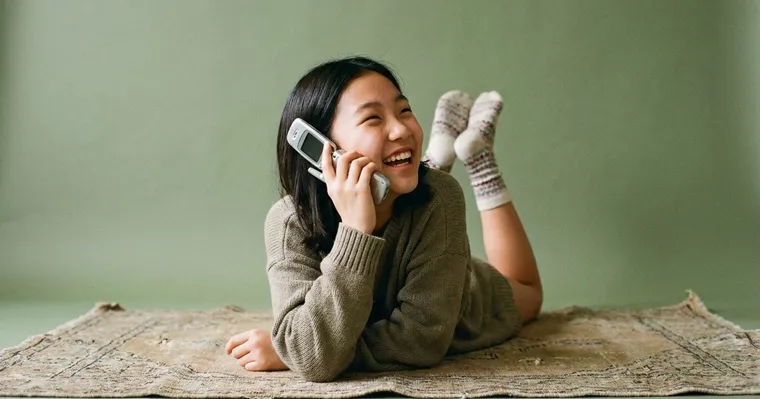 키즈폰으로 통화하며 웃는 아이