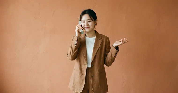 헤드셋과 통화 기록이 놓인 책상