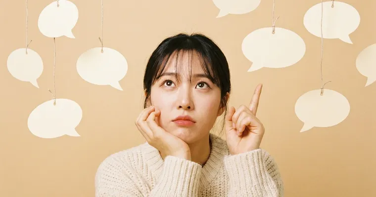 마주 앉은 두 사람 사이의 정적을 담은 장면